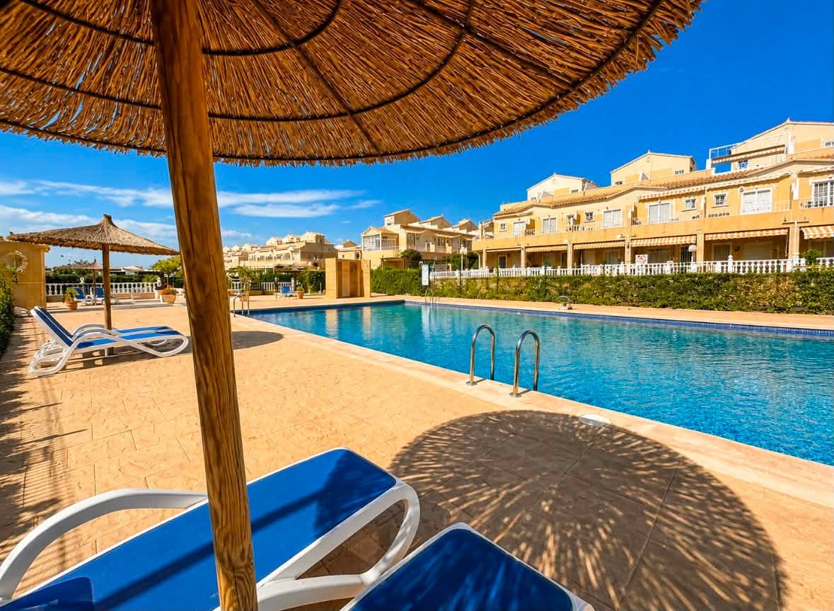 Zone de détente et parasols autour de la piscine