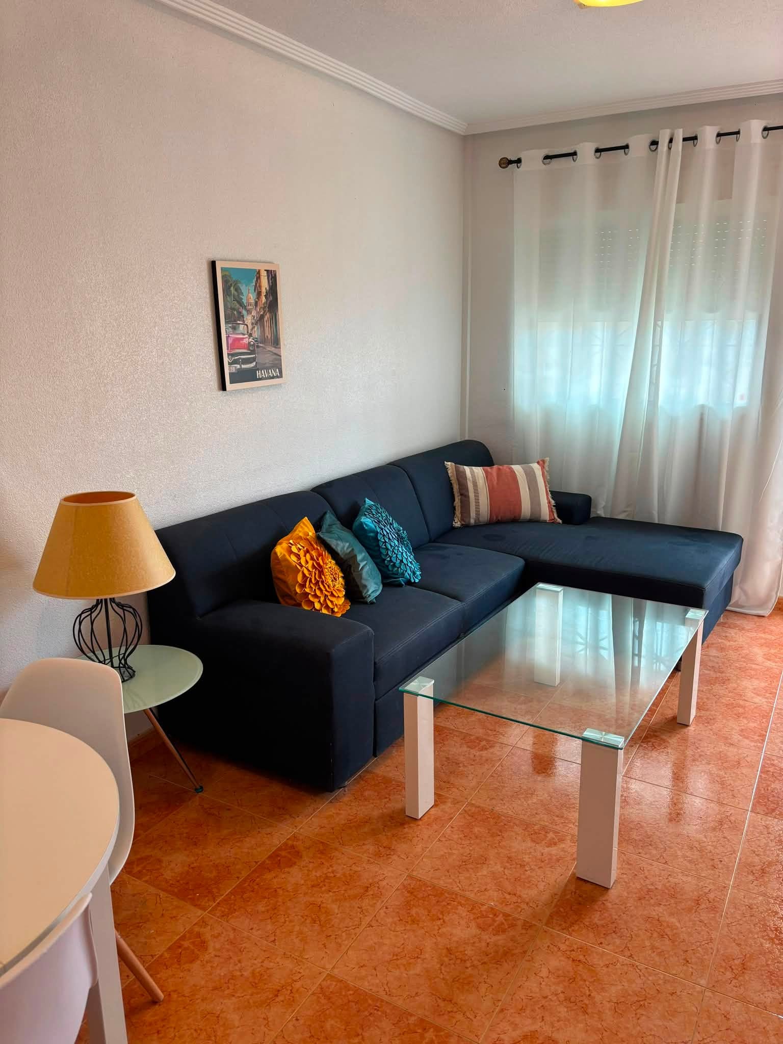 Salon spacieux et canapé de l'appartement à Torrevieja