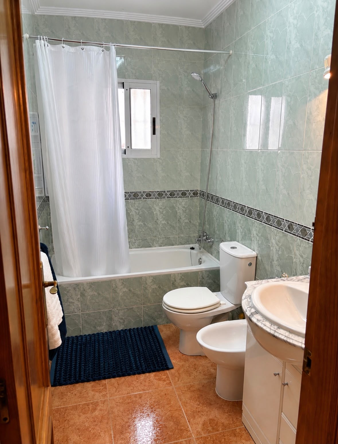 Salle de bain avec baignoire/douche